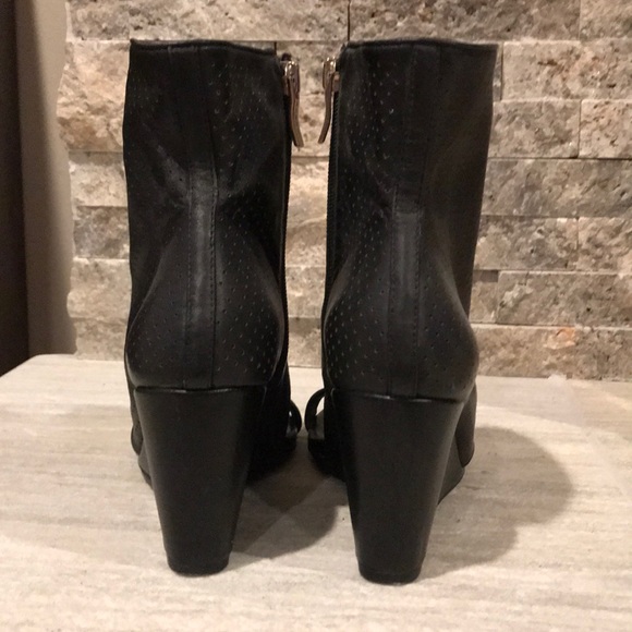 BCBG sandals ( Size 6） - Picture 2 of 4